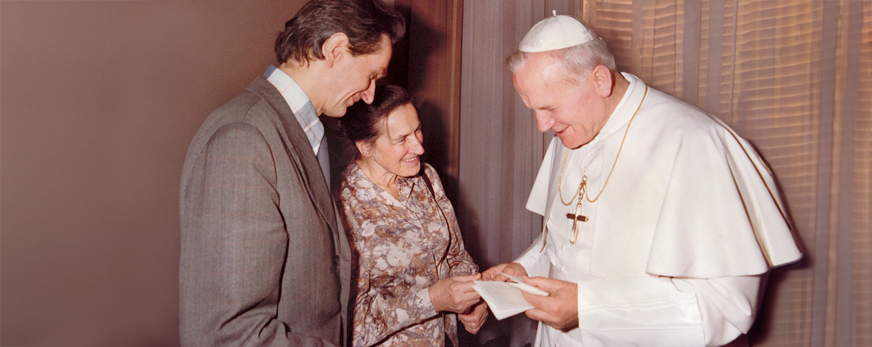 Wanda Półtawska mit ihrem Ehemann bei Seiner Heiligkeit Papst Johannes Paul II.
